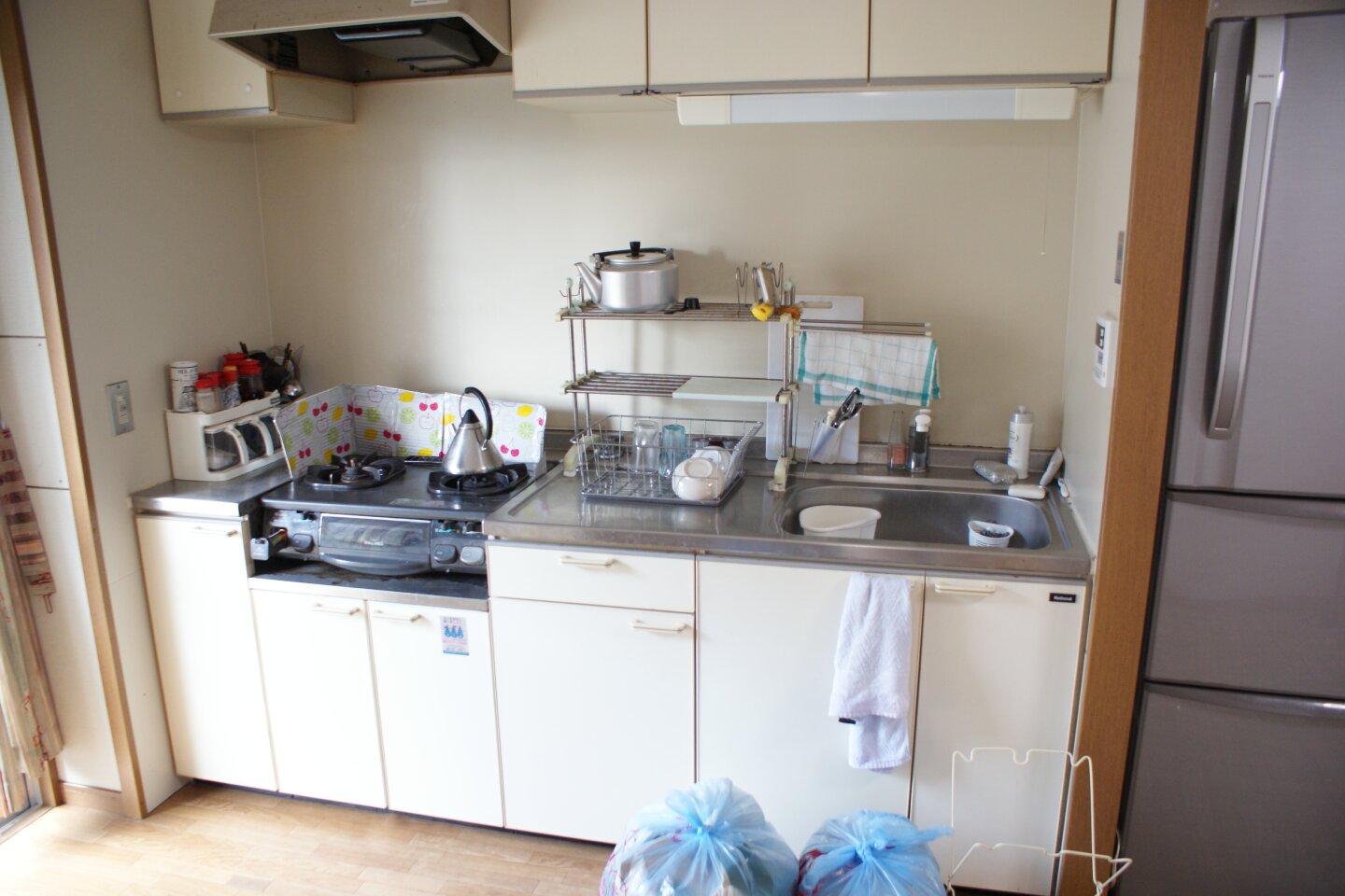 遺品整理前のキッチン