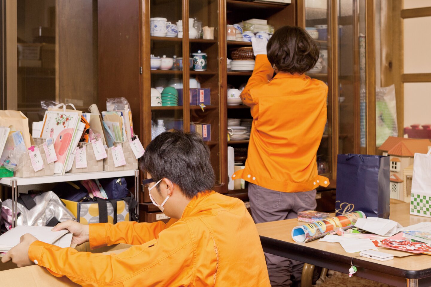 遺品整理作業中のスタッフ