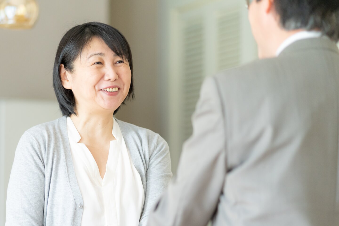 葬儀後の手続きについて相談する様子