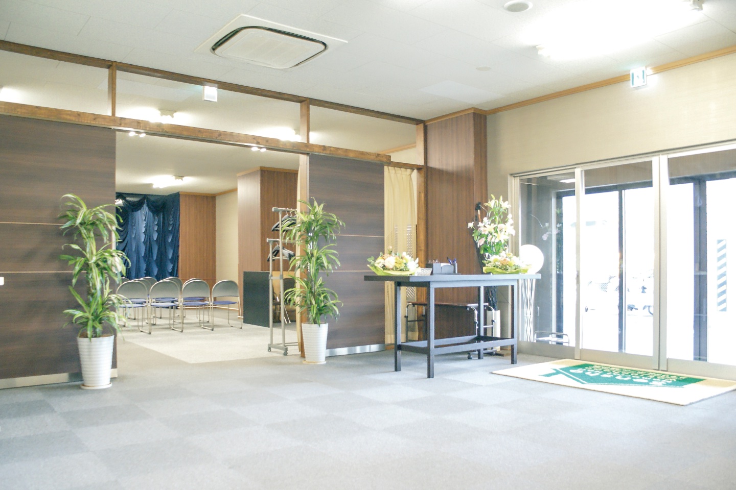 メモリアルホール脇の浜